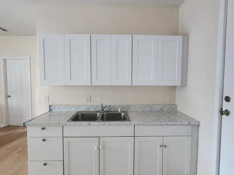 705 Satsuma Ave — Photo 2