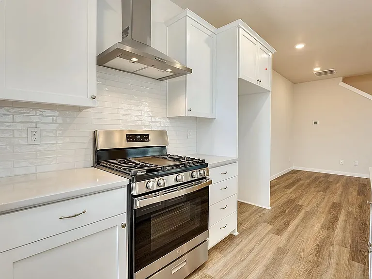 8266 SE Blanton — Photo 10