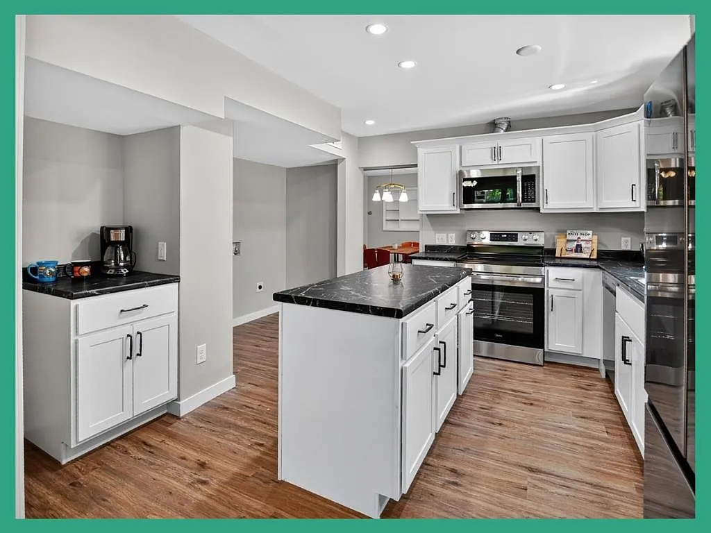 2 bed, 1.0 bath, 1011 sqft, $2,200 — Photo 3