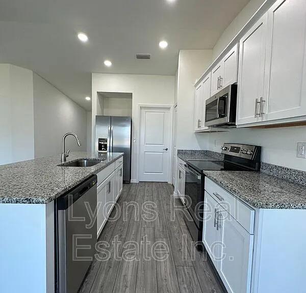 2604 NW 8th Pl — Photo 5