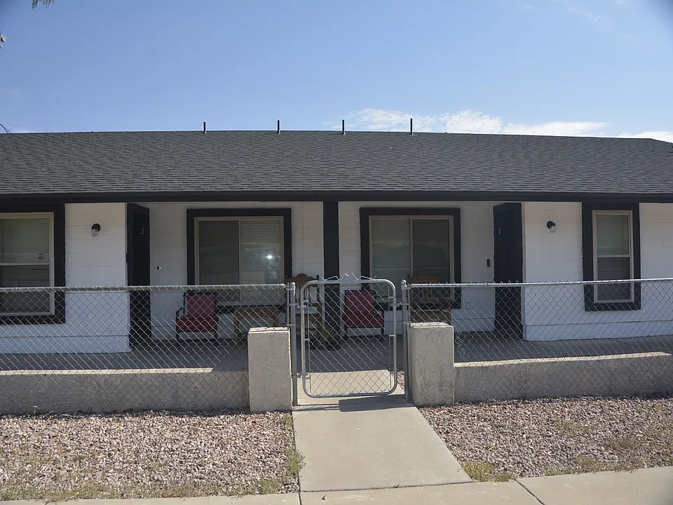 1121 N 25th Pl #1