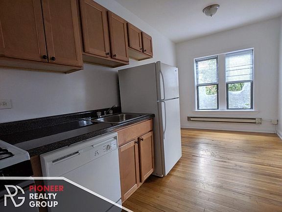 5th image of 3824 N Fremont St #3823E3