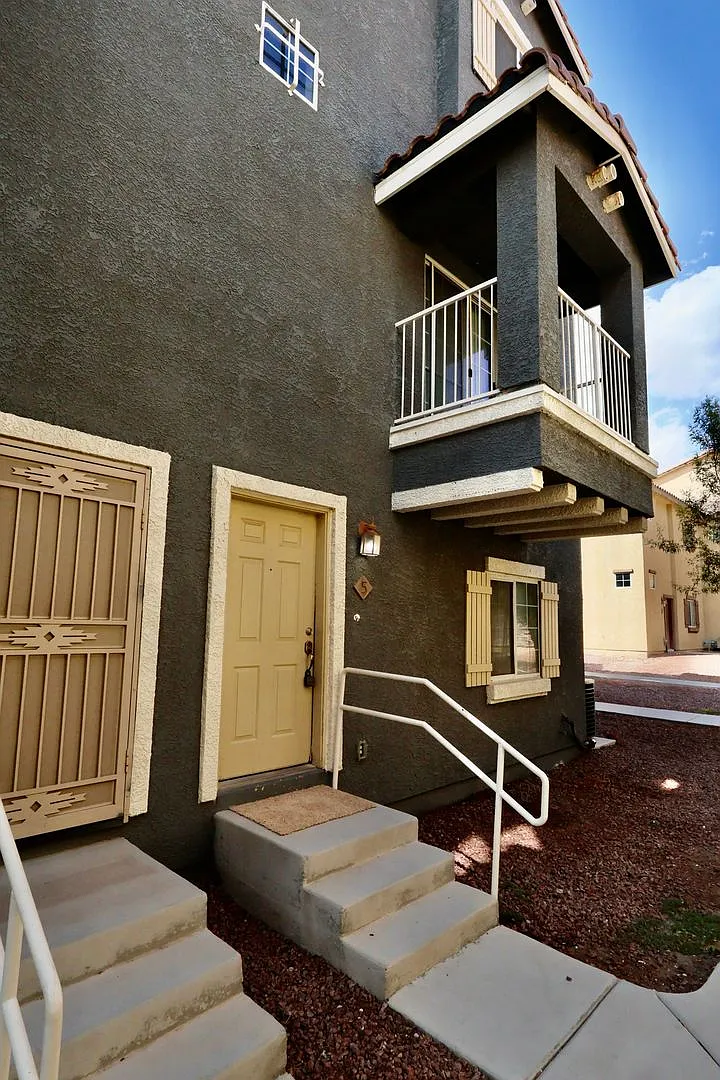 Spacious 3-story townhome located in a desirable gated community! — Photo 2