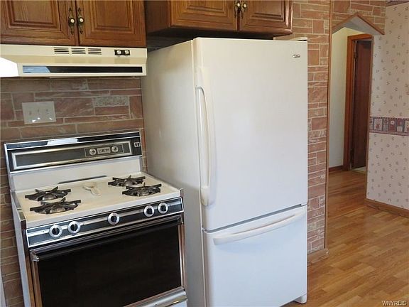 4th image of 126 E Grand Blvd