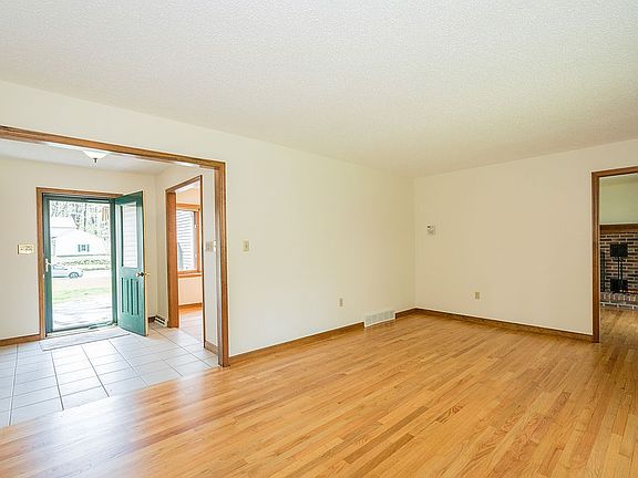4th image of 18 Knollwood Dr