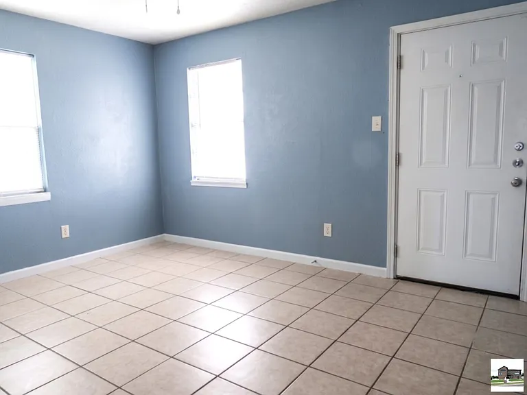 735 W Avenue B — Photo 2