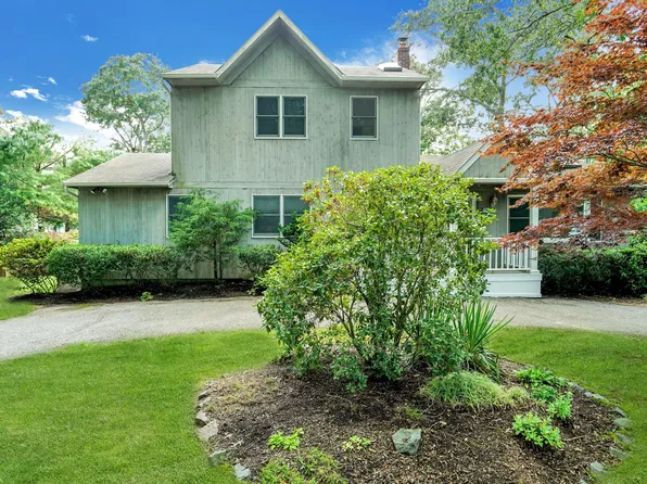 https://photos.zillowstatic.com/fp/01c1202a00d30664b35bdfa5ec729cee-p_e.webp