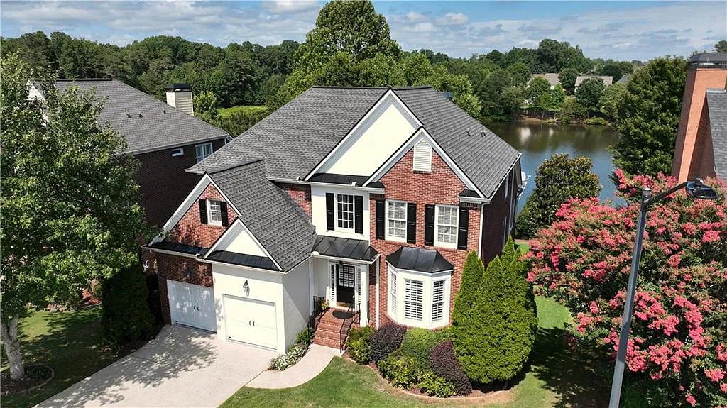 6 bed, 4.5 bath, 5177 sqft, $5,600 — Photo 3