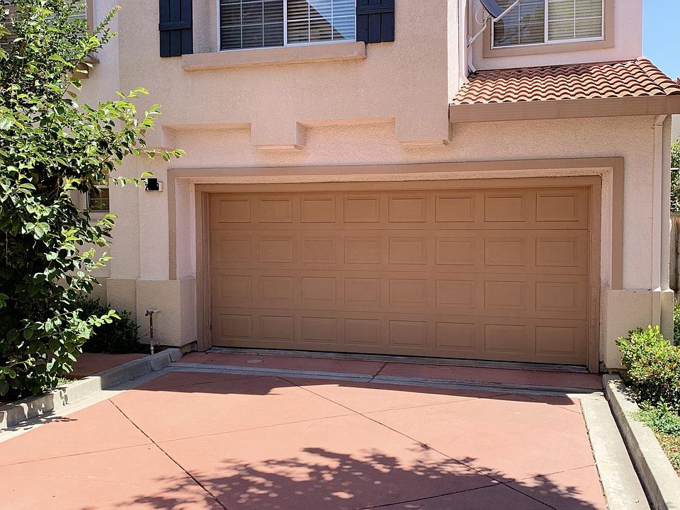 Single family home with main entrance and an entrance from garage.