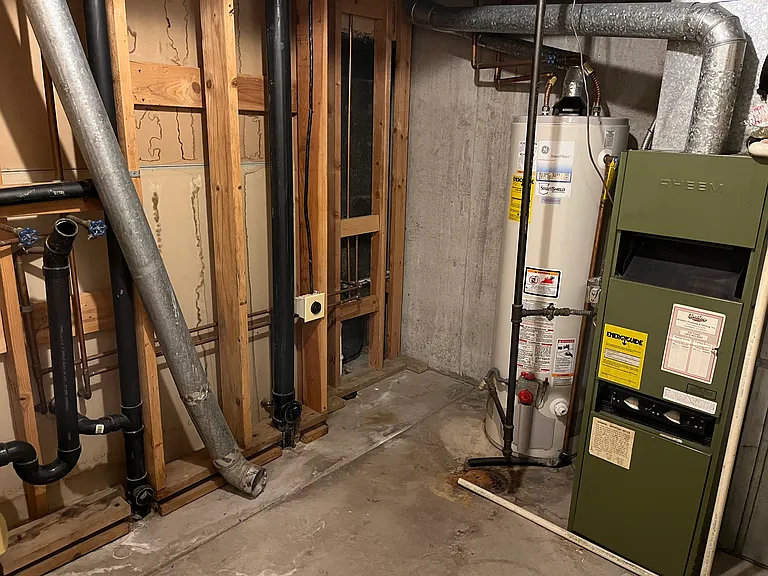 Laundry/utility room with washer/dryer hookups