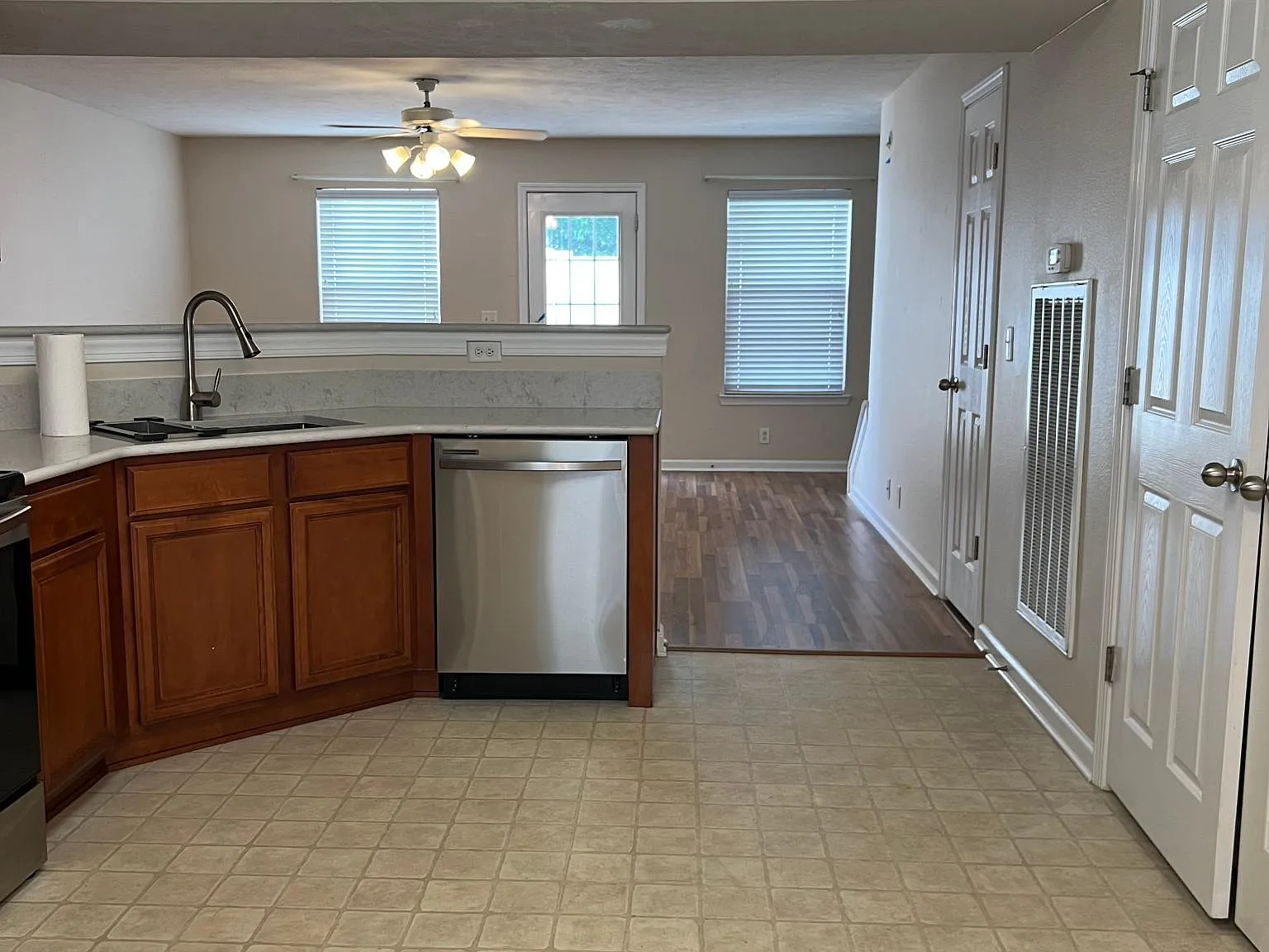 3 bed, 2.5 bath, 1360 sqft, $1,650 — Photo 4