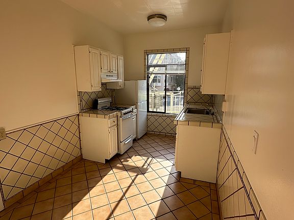 5th image of 1700 Beach St #106