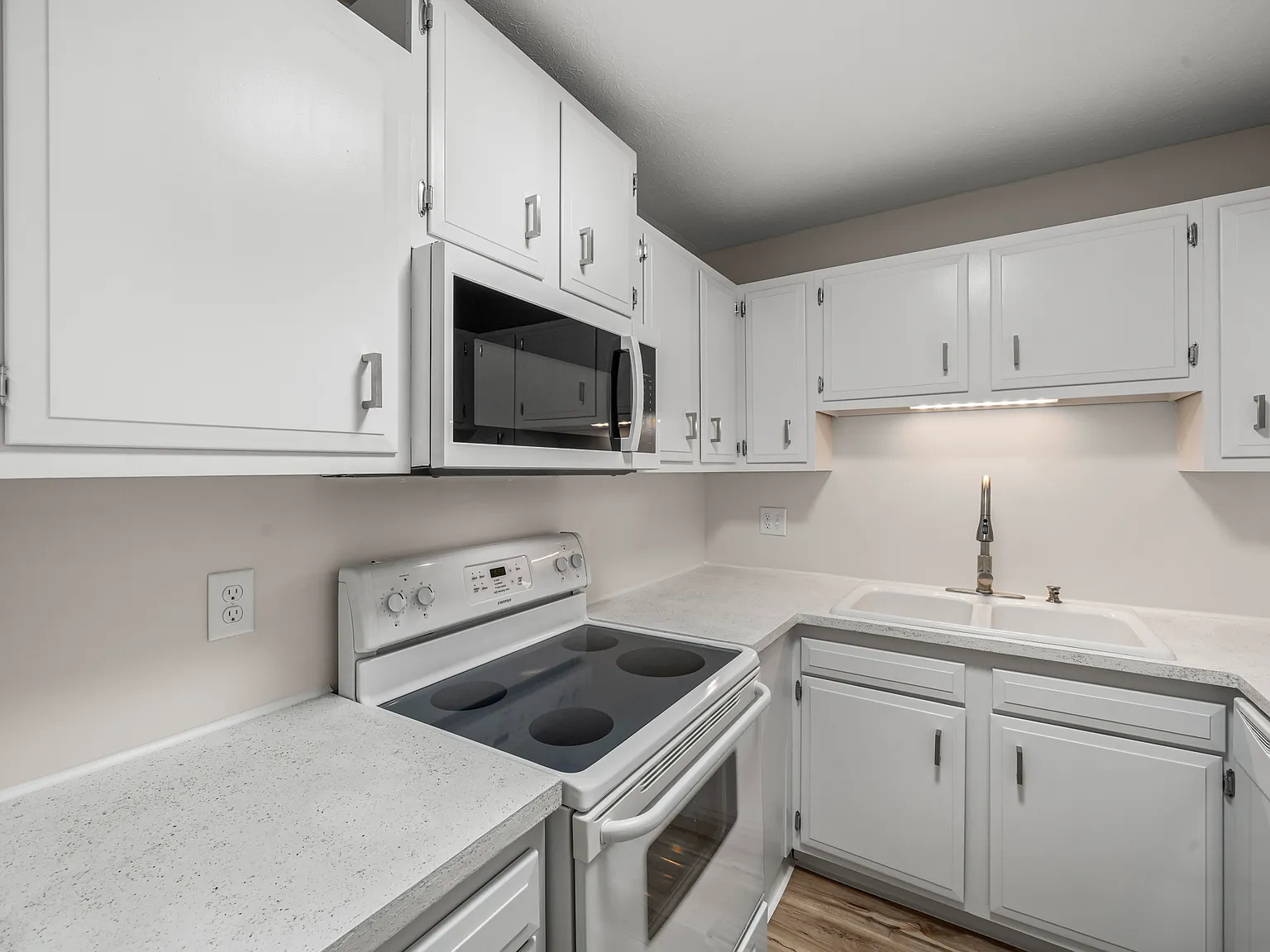 2 bed, 1.5 bath, $1,600 — Photo 4