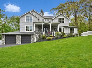 4 Sparrow Ln, Huntington, NY 11743