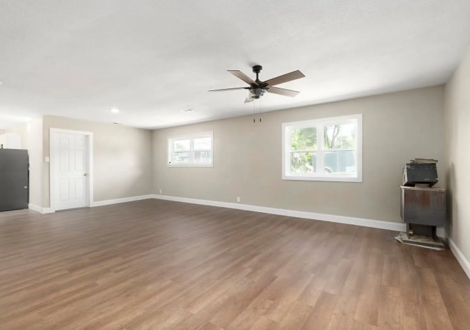 Move In Special!! 1/2 Off Of Your 1st Full Month's Rent! Totally Remodeled Home Everything Is Bra... — Photo 3
