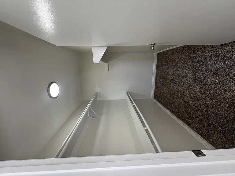 Chateau Emelita Apartments — Photo 18
