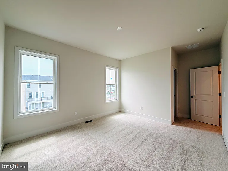 135 Heyford Dr — Photo 34