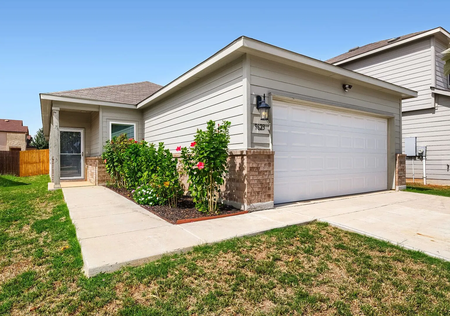 Charming 3-Bedroom Home with Open Floor Plan & Modern Kitchen — Photo 1