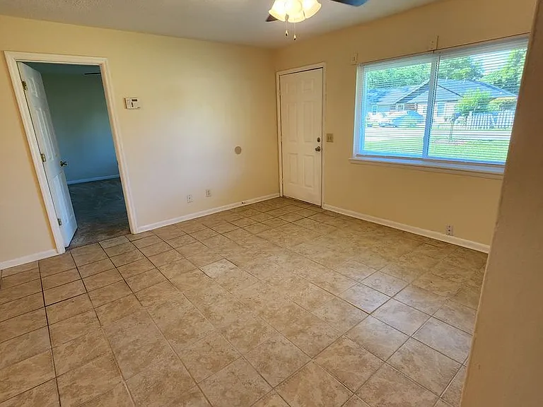 802 Margret Ln — Photo 3