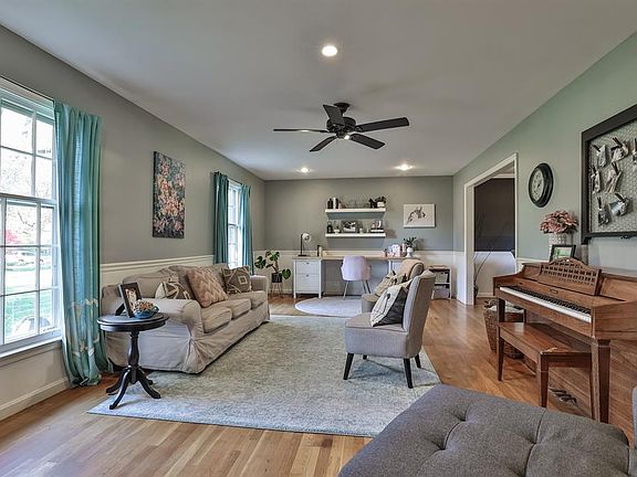 5th image of 464 Hilltop Ln