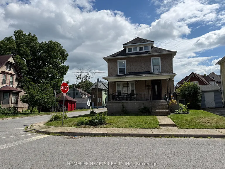 4674 Eastwood Cres — Photo 3