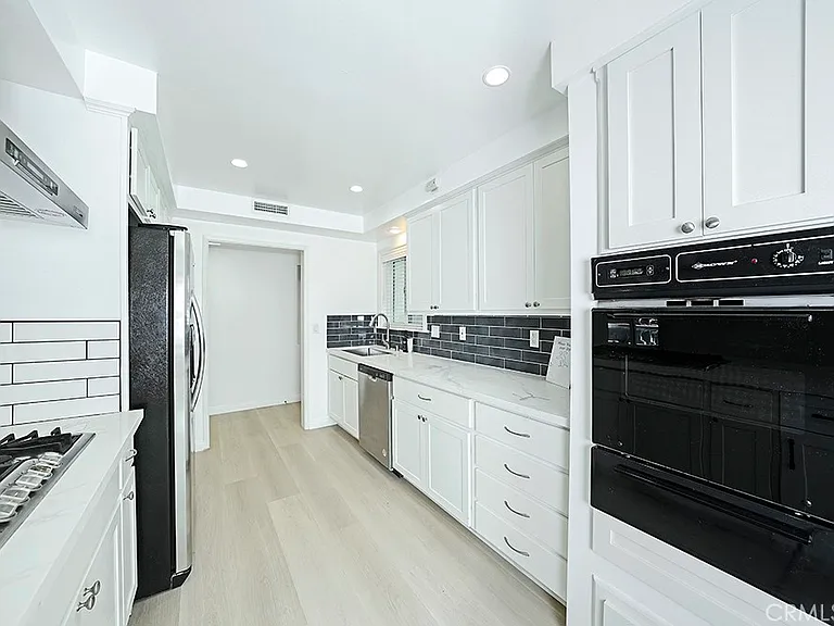 2149 Victoria Dr — Photo 11