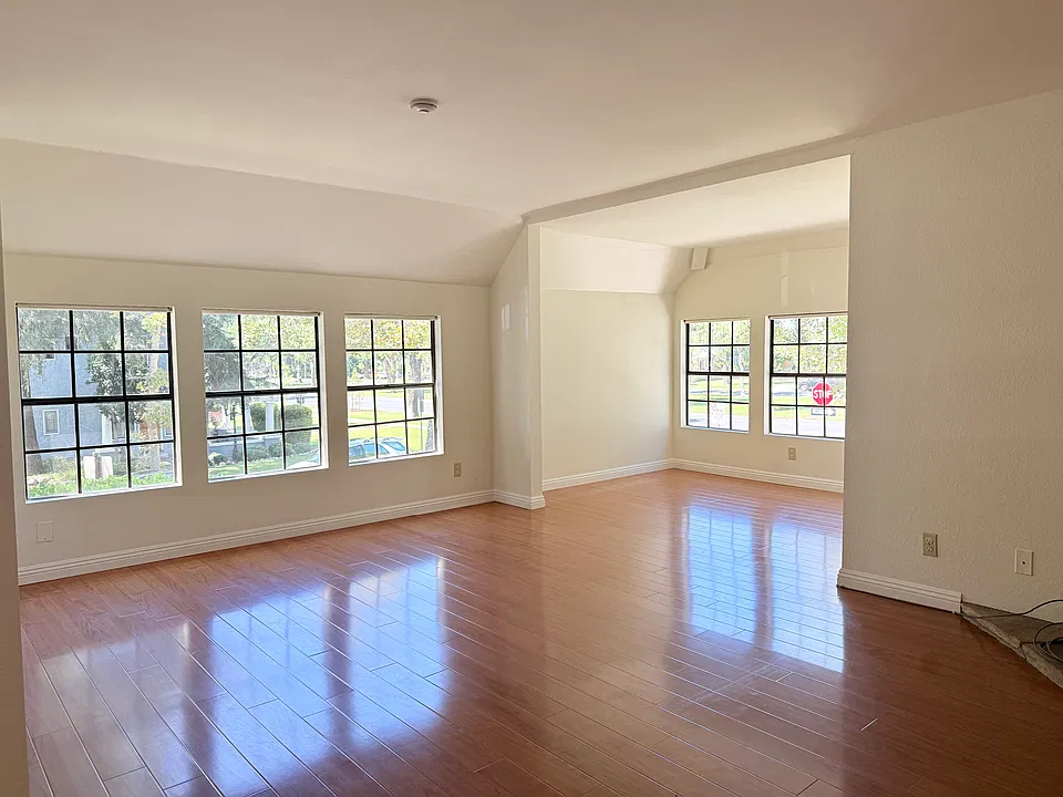 105 E Rosewood Ct