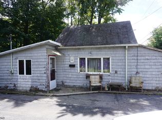 586 Macopin Rd, West Milford, NJ 07480