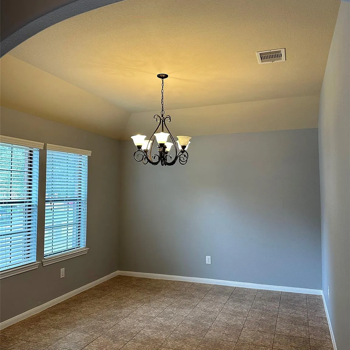 3 bed, 2.5 bath, 2039 sqft, $2,100 — Photo 3