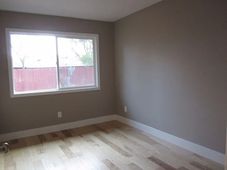 4 bedroom 2 bath house in Holbrook Heights- Concord — Photo 9