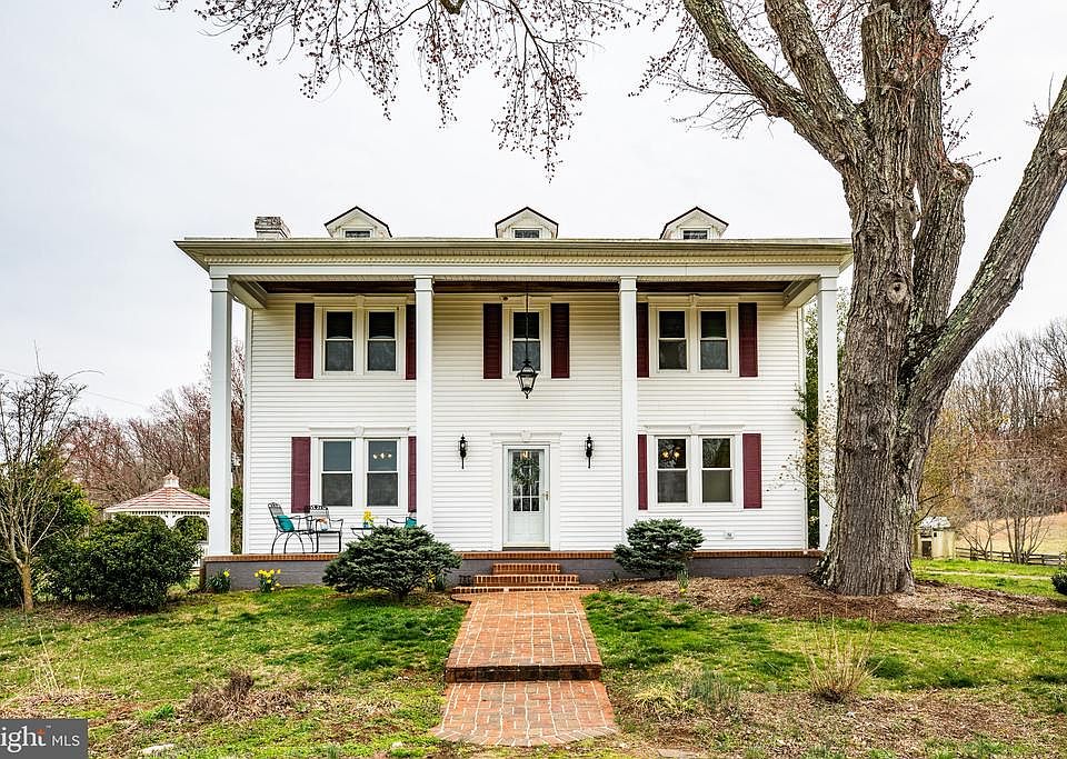 This traditional farm house welcomes you home