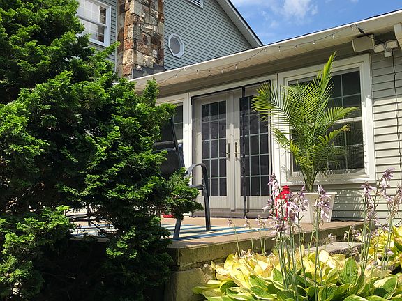 3rd image of 26 Applewood Dr