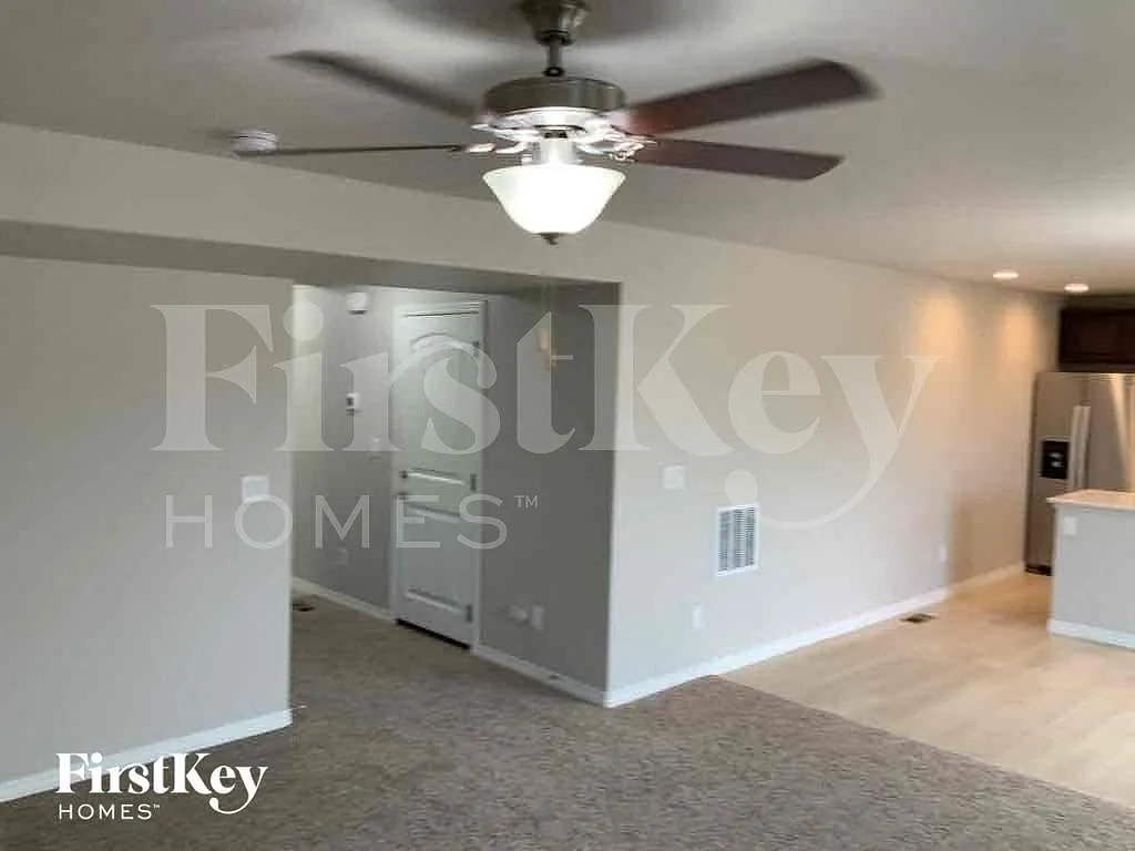 4 bed, 3.0 bath, 2351 sqft, $2,930 — Photo 4