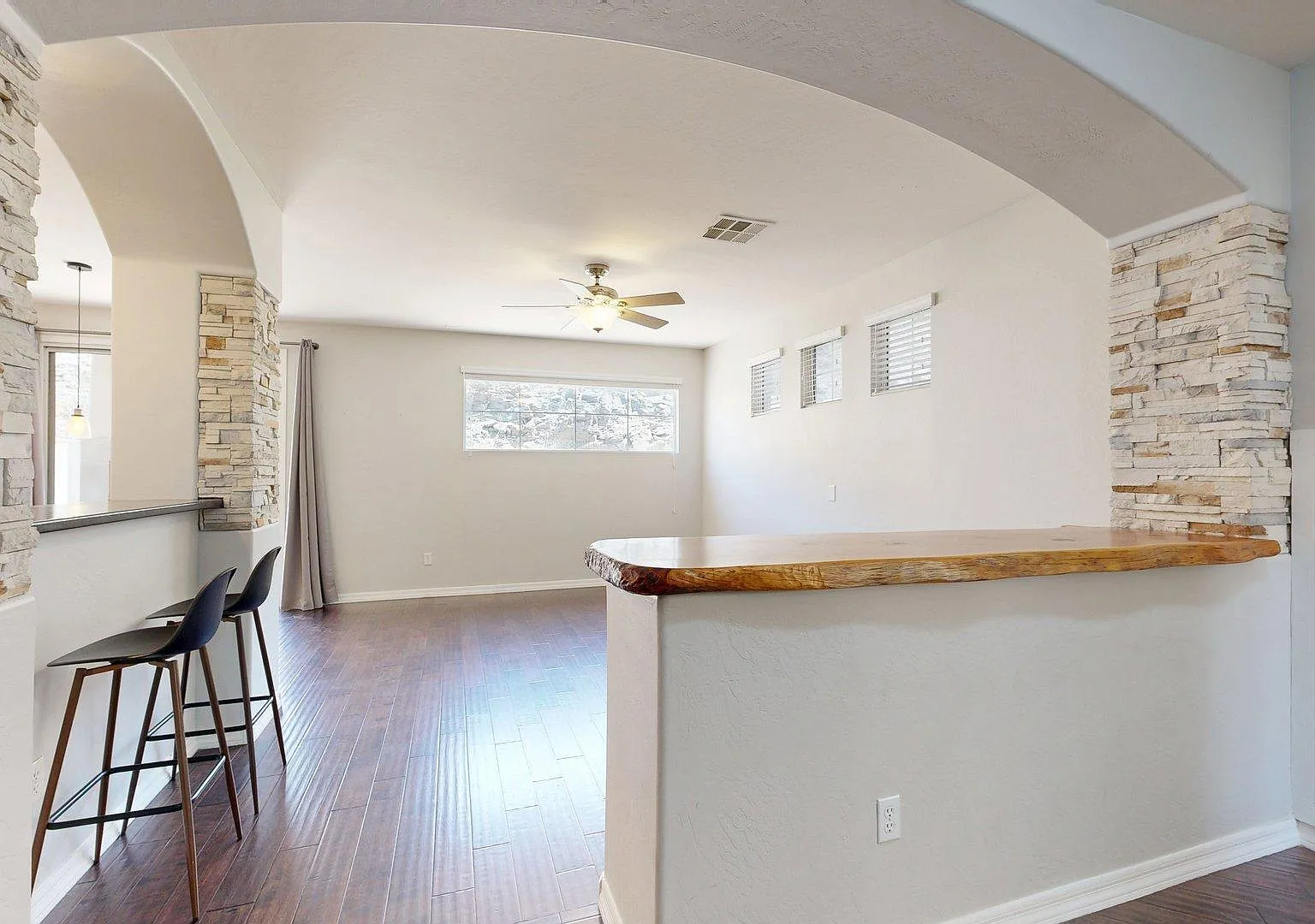 3 bed, 2.5 bath, 1603 sqft, $2,400 — Photo 4
