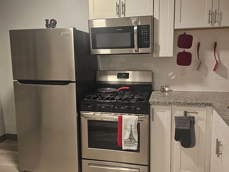 LIV Lakeview — Photo 21