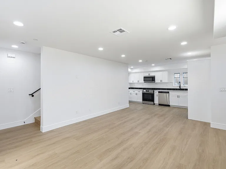 1822 1/2 S Harvard Blvd — Photo 9