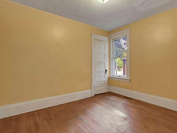 5th image of 2620 35th Ave S