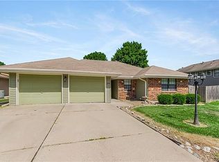 2204 NW 8th St, Blue Springs, MO 64015