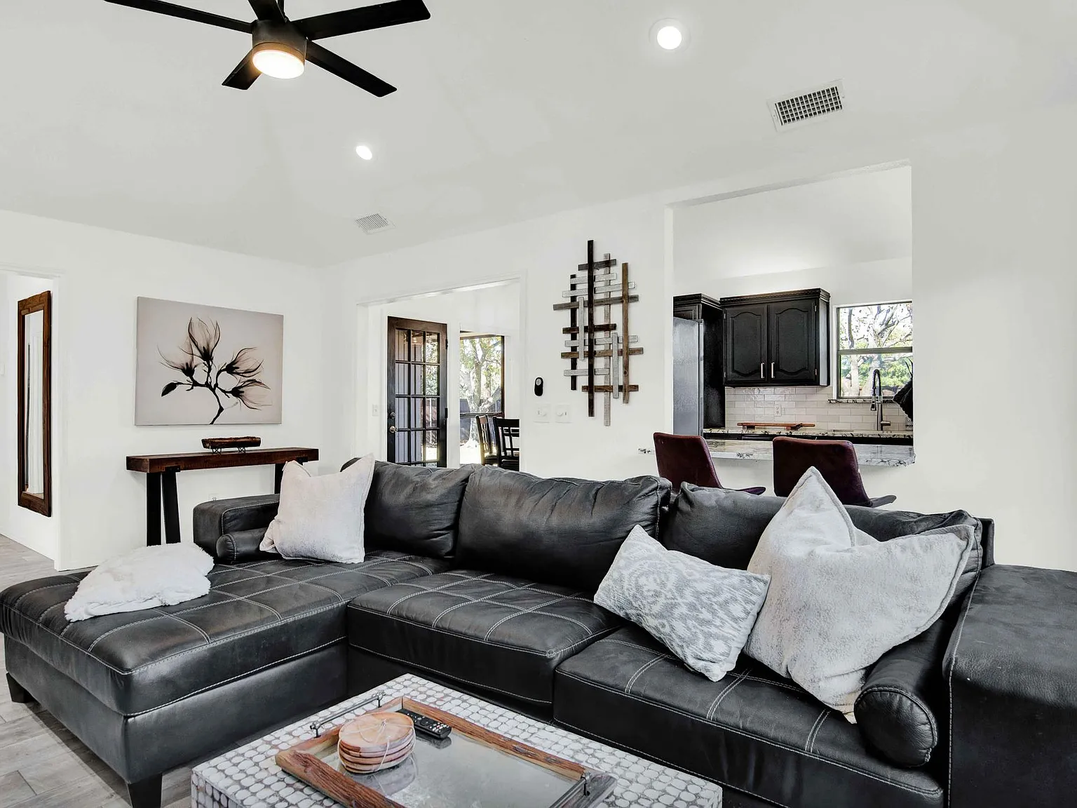 8060 Christie Dr — Photo 2