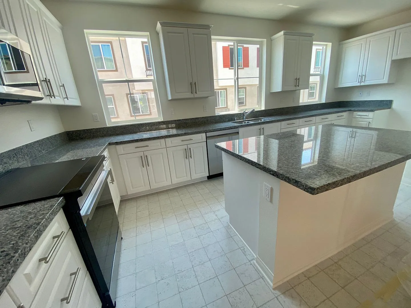 Oceanside New 4Bed 3.5 Bath 2 Car garage Granite Kitchen Luxury Townhome $4150 — Photo 2