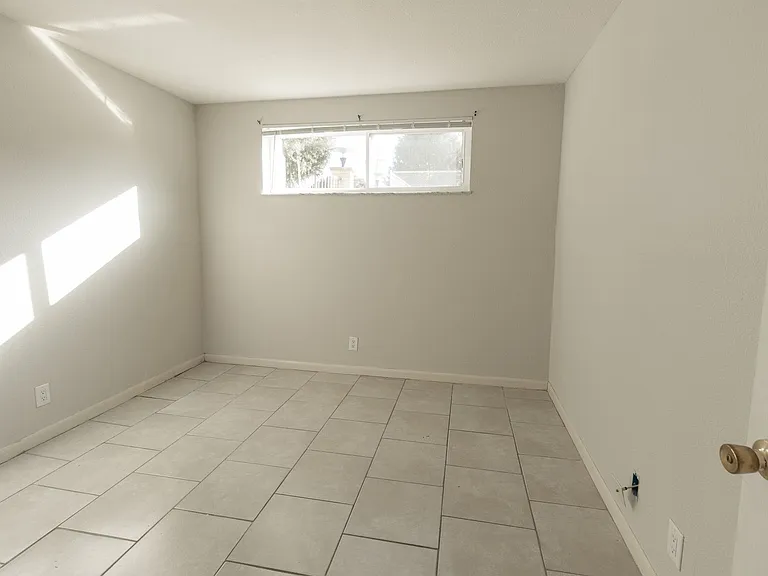 1718 E Broadway — Photo 22