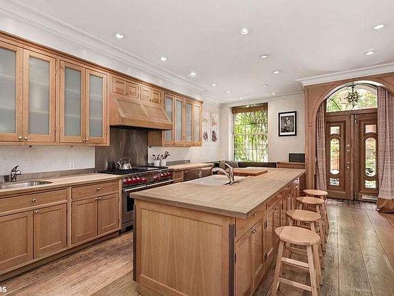 4th image of 451 W 21st St