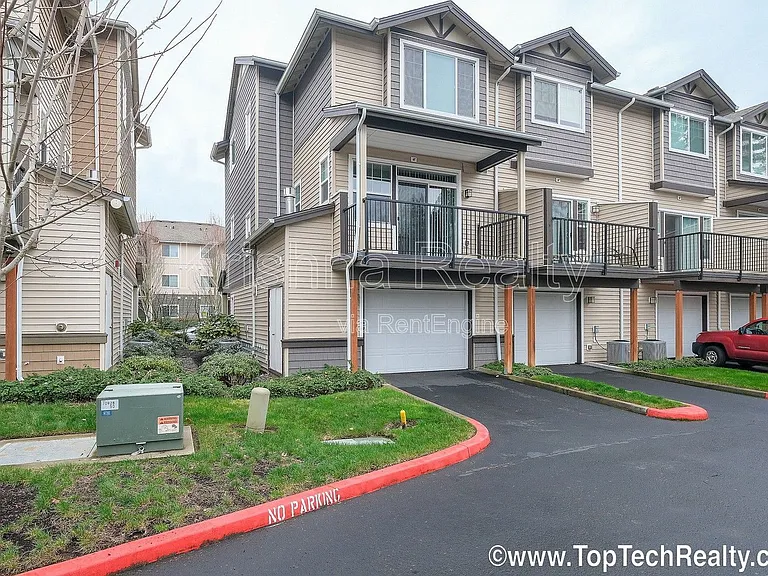 477 NE Edgeway Dr — Photo 2