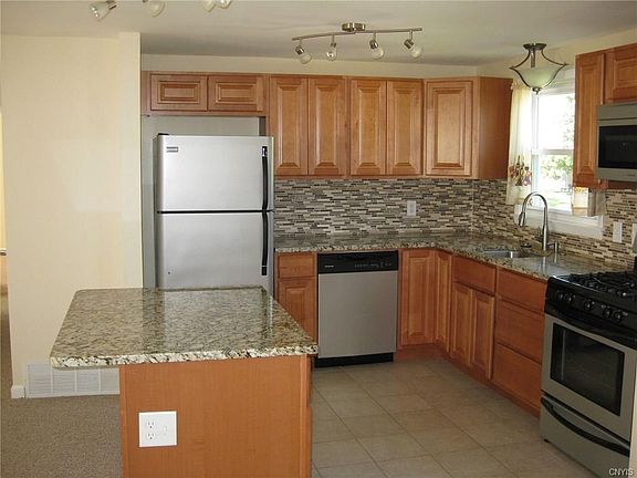5th image of 8812 Larchmont Dr
