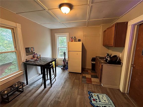 3rd image of 389 Campbell St