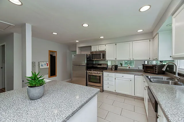 3 bed, 1856 sqft, $4,000 — Photo 4