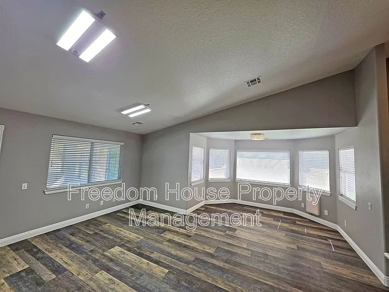 3630 E Vineyard Dr N — Photo 20
