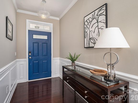 4th image of 233 Park View Dr