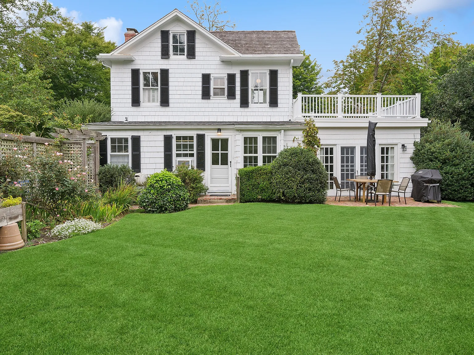 East Hampton Village Classic Cottage - Central Location — Photo 2