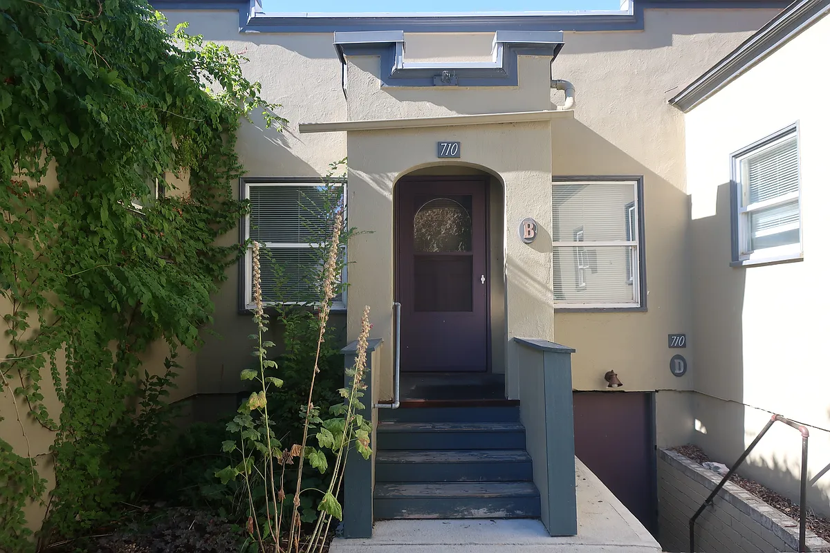 Photo 2 of 12 - 710 Monroe St #B - Wenatchee, WA Building Photo - 710 Monroe St #B